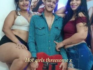 Hot_girls_threesome_x